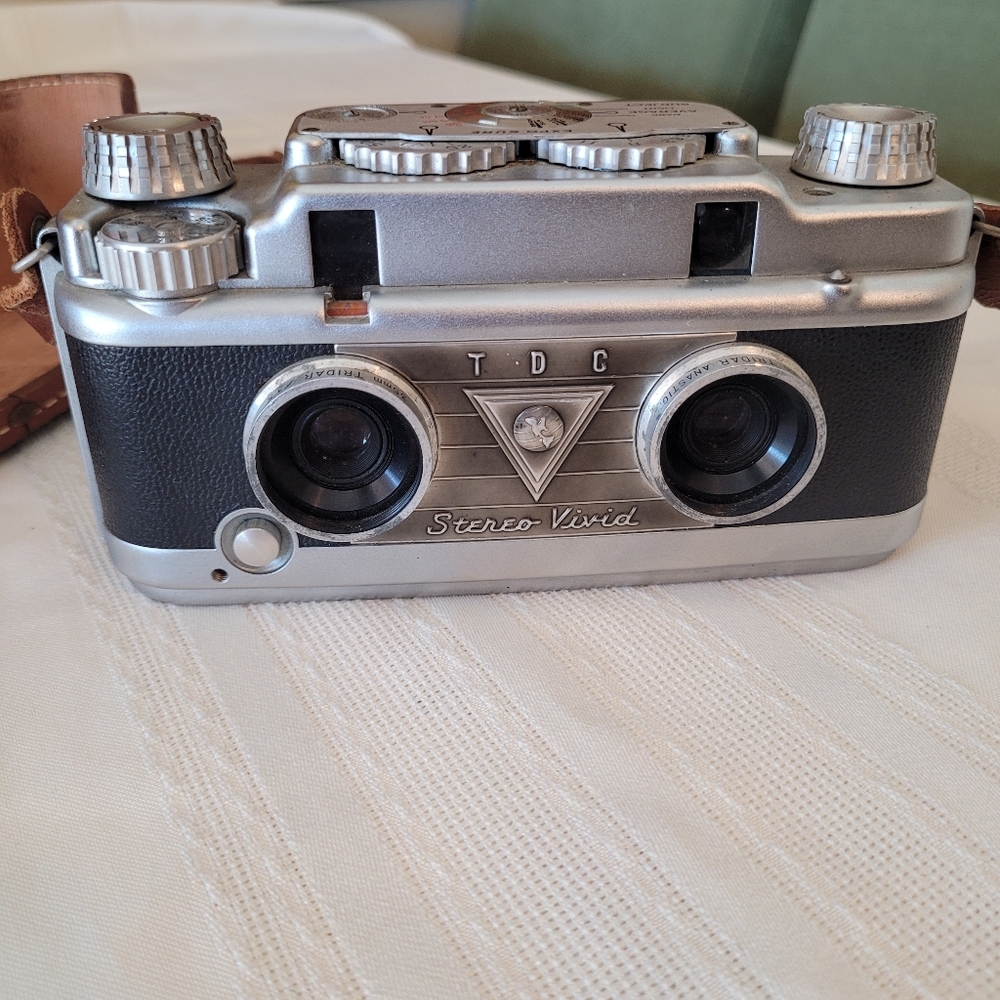 Bell & Howell TDC Stereo Vivid Film Camera 35mm w Half Case Leather Vintage - Picture 2 of 8